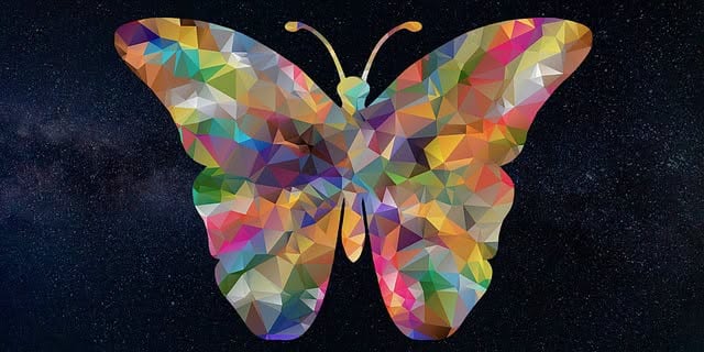 Grafika wektorowa motyla z rozłożonymi skrzydłami, złożonego z wielobarwnych trójkątów w stylu low poly — róż, błękit, zieleń, żółć i fiolet. Tło ciemnogranatowe, rozgwieżdżone, przypominające nocne niebo. Kompozycja pozioma, symetryczna.