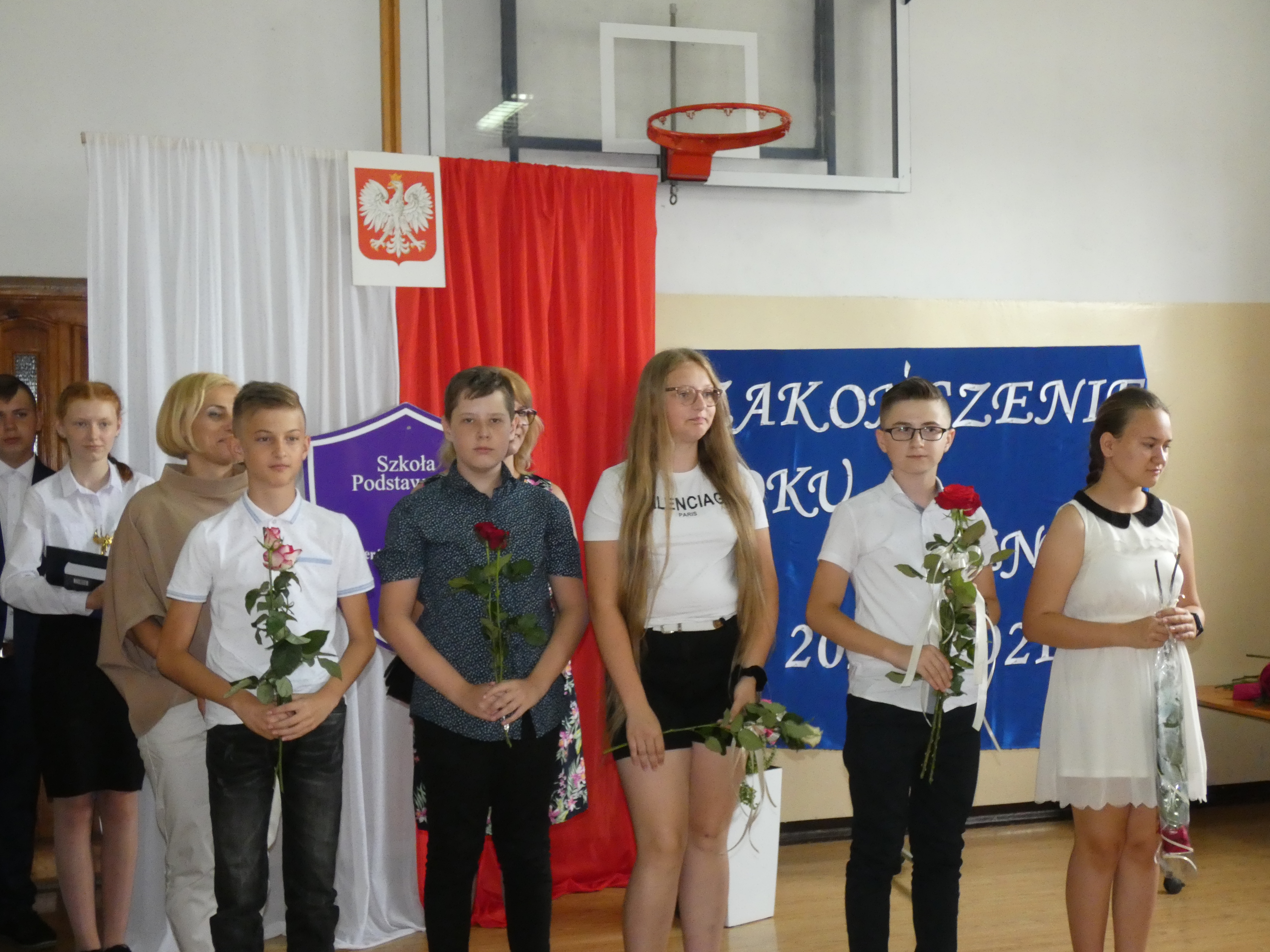 Uczniowie podczas uroczystości zakończenia roku szkolnego 2020/2021 w kolskiej 