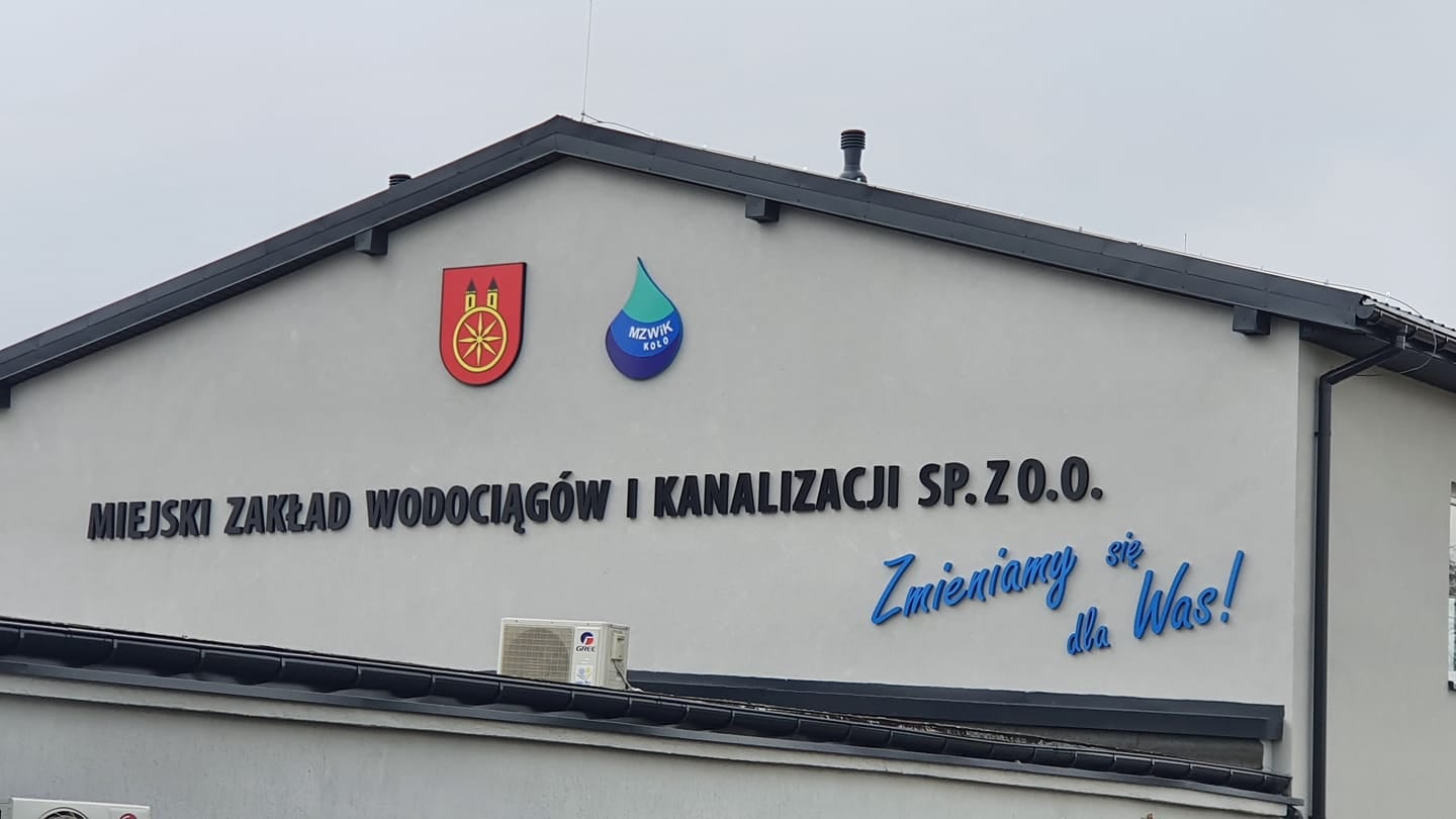 Zdjęcie herbu miasta Koła i logo MZWiK Sp. z o.o. w Kole.