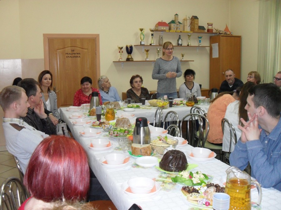 Wielkanocny stół w Środowiskowym Domu Samopomocy w Kole