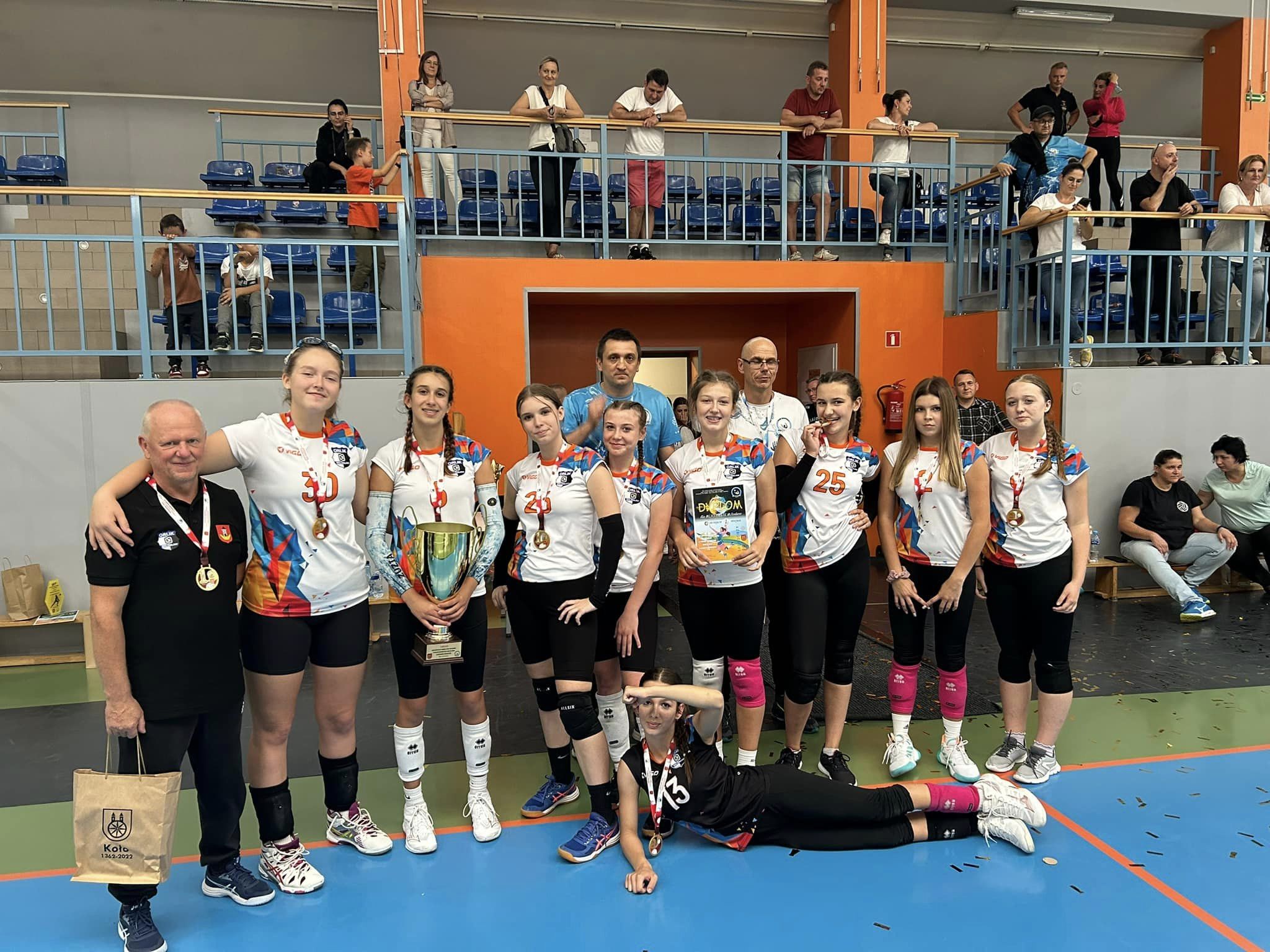 Zwycięska drużyna MLKS Orlik Miłosław z pucharem i medalami