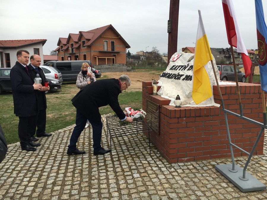 Złożyli kwiaty i zapalili znicze