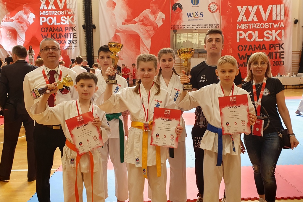 Zawodnicy Kolskiego Klubu Sportów Walki z pucharami i dyplomami wraz z opiekunami