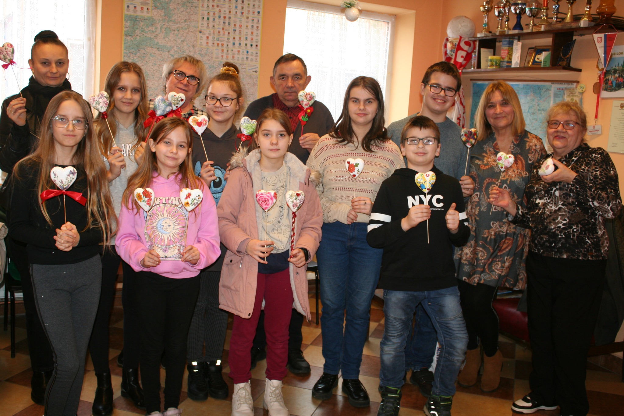 Zdjęcie grupowe uczestników warsztatów w Klubie LOK KOLSKA STARÓWKA