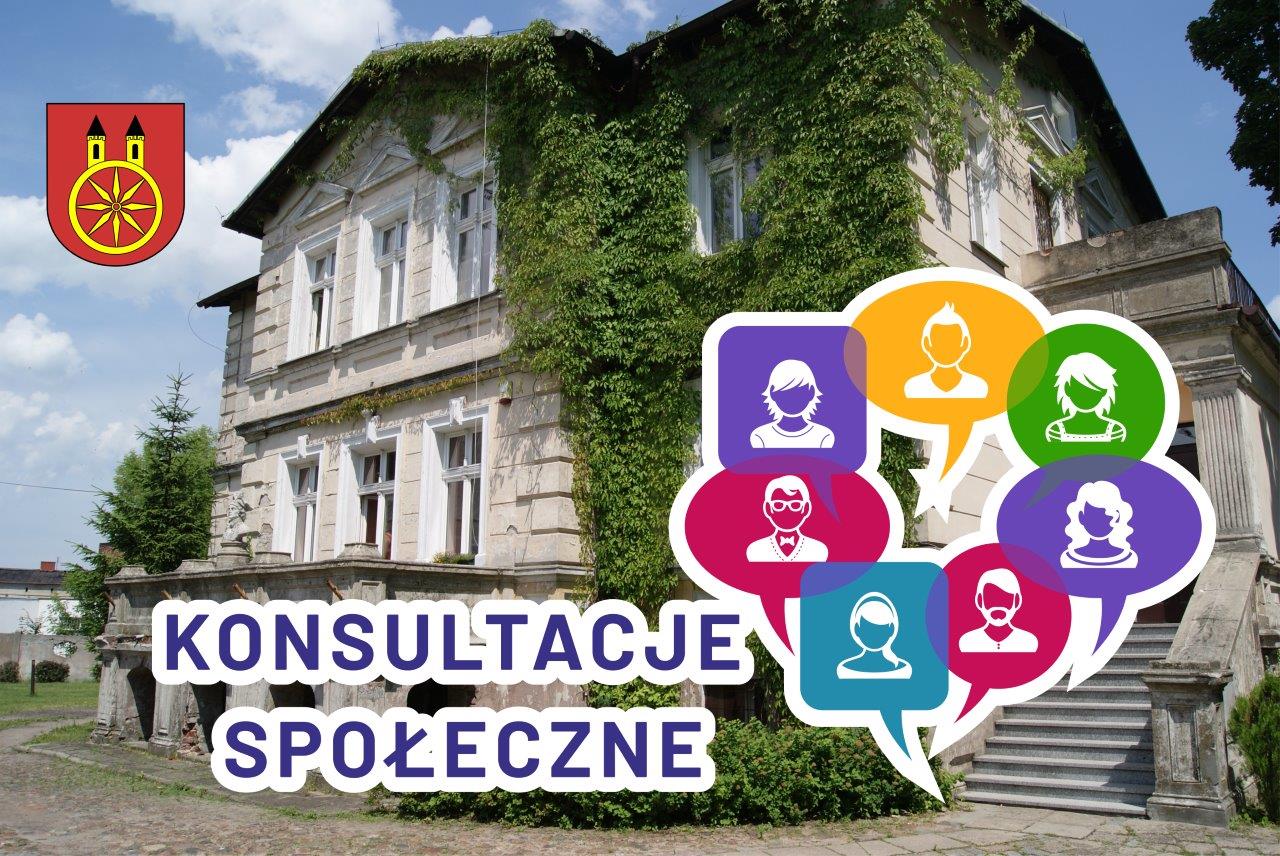 Zdjęcie przedstawia budynek porośnięty bluszczem, na tle błękitnego nieba z białymi chmurami. W lewym górnym rogu znajduje się herb miasta Koła. Na pierwszym planie, znajduje się kolorowy napis KONSULTACJE SPOŁECZNE i graficzne dymki z ikonami.