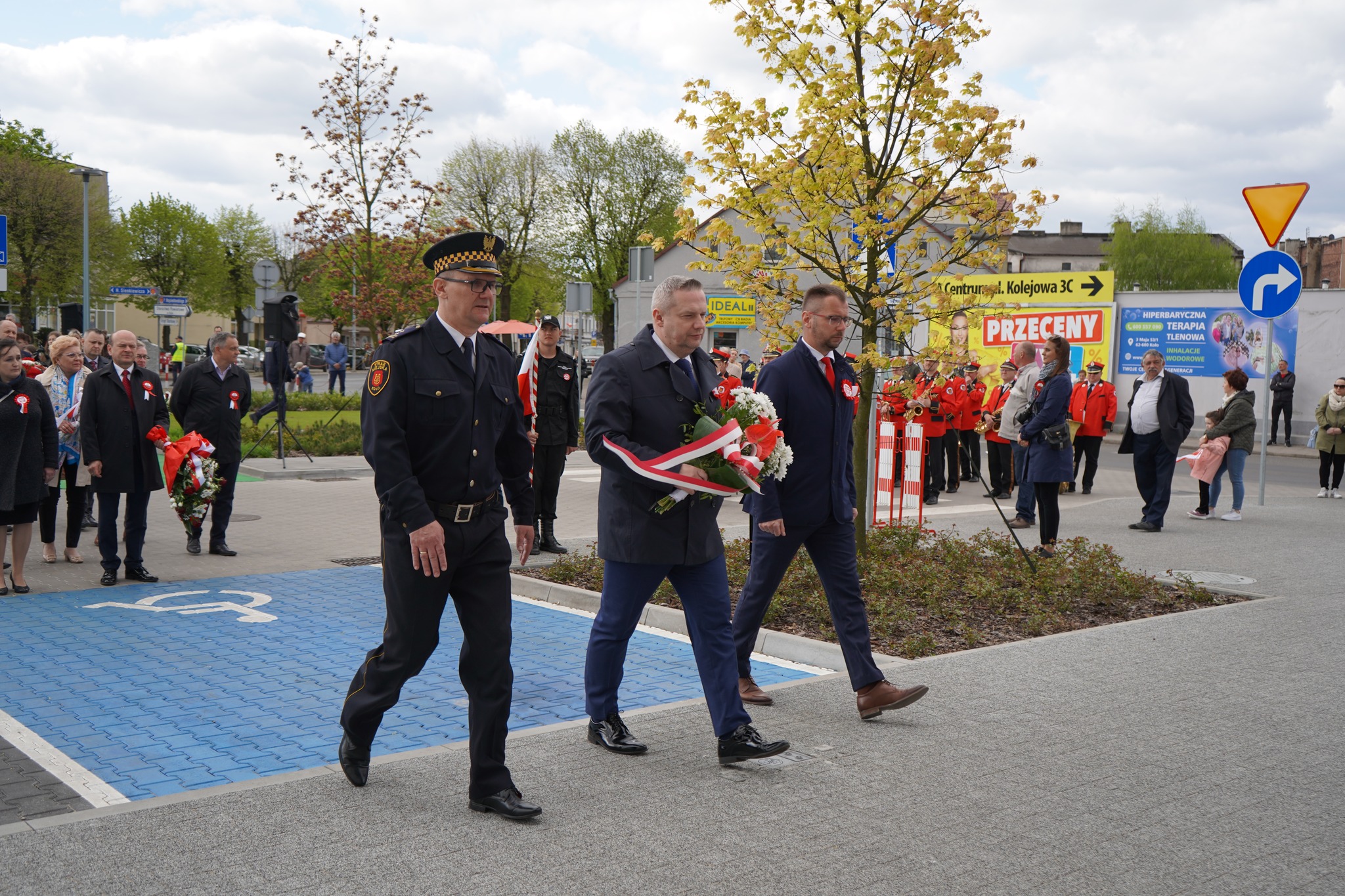 Burmistrz, Przewodniczący Rady Miejskiej i Komendant Straży Miejskiej składają wiązanki kwiatów