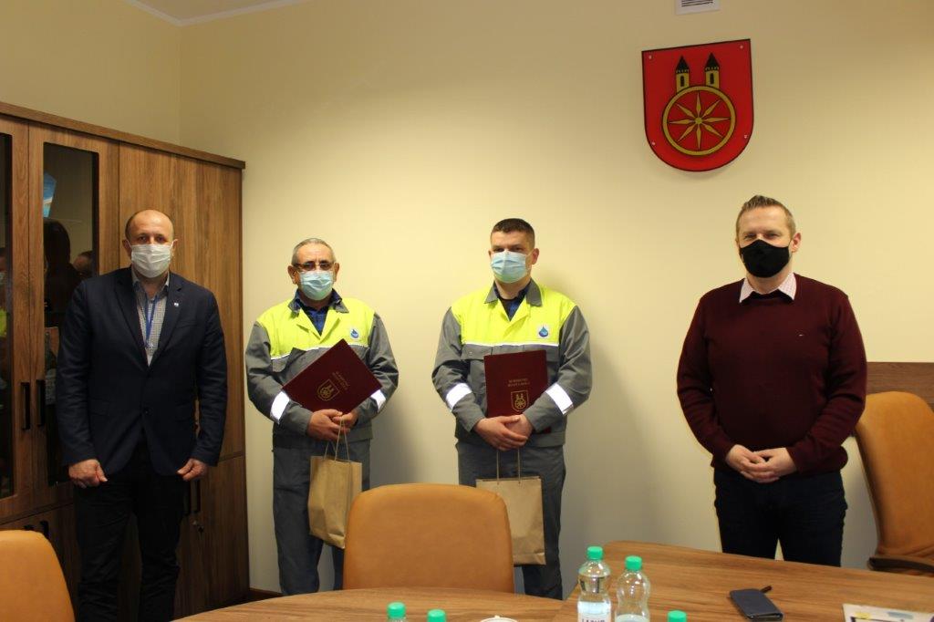 Na zdjęciu Prezes MZWiK Sp. z o.o. w Kole, dwóch pracowników MZWiK oraz Burmistrz Miasta Koła. 