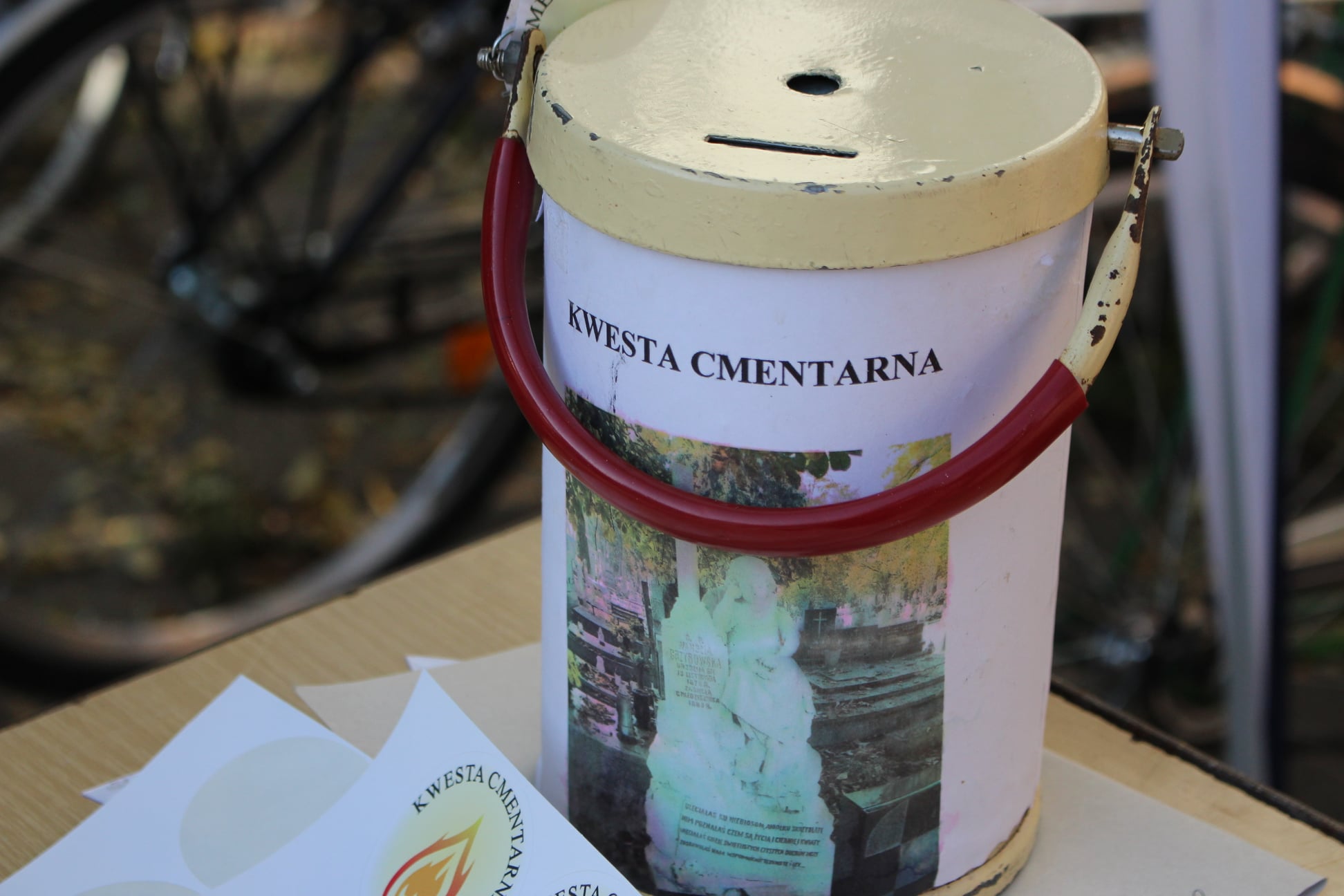 Puszka do zbierania datków z napisem KWESTA CMENTARNA