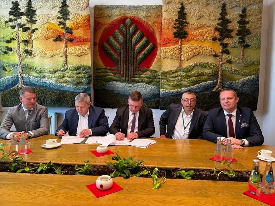 Burmistrz Koła Krzysztof Witkowski i Prezes spółki MZEC  Przemysław Stasiak podpisują umowę