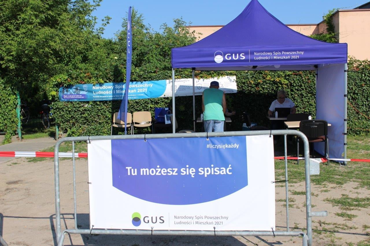 Zdjęcie przedstawia namiot Mobilnego Punktu Spisowego przy placu targowym w Kole.