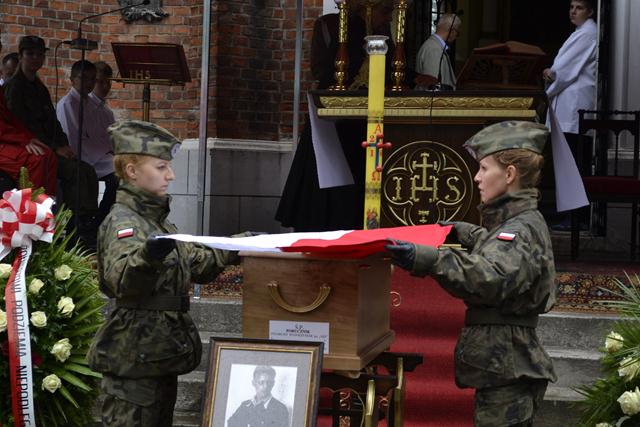 Bohater mianowany porucznikiem i pochowany z wojskowymi honorami