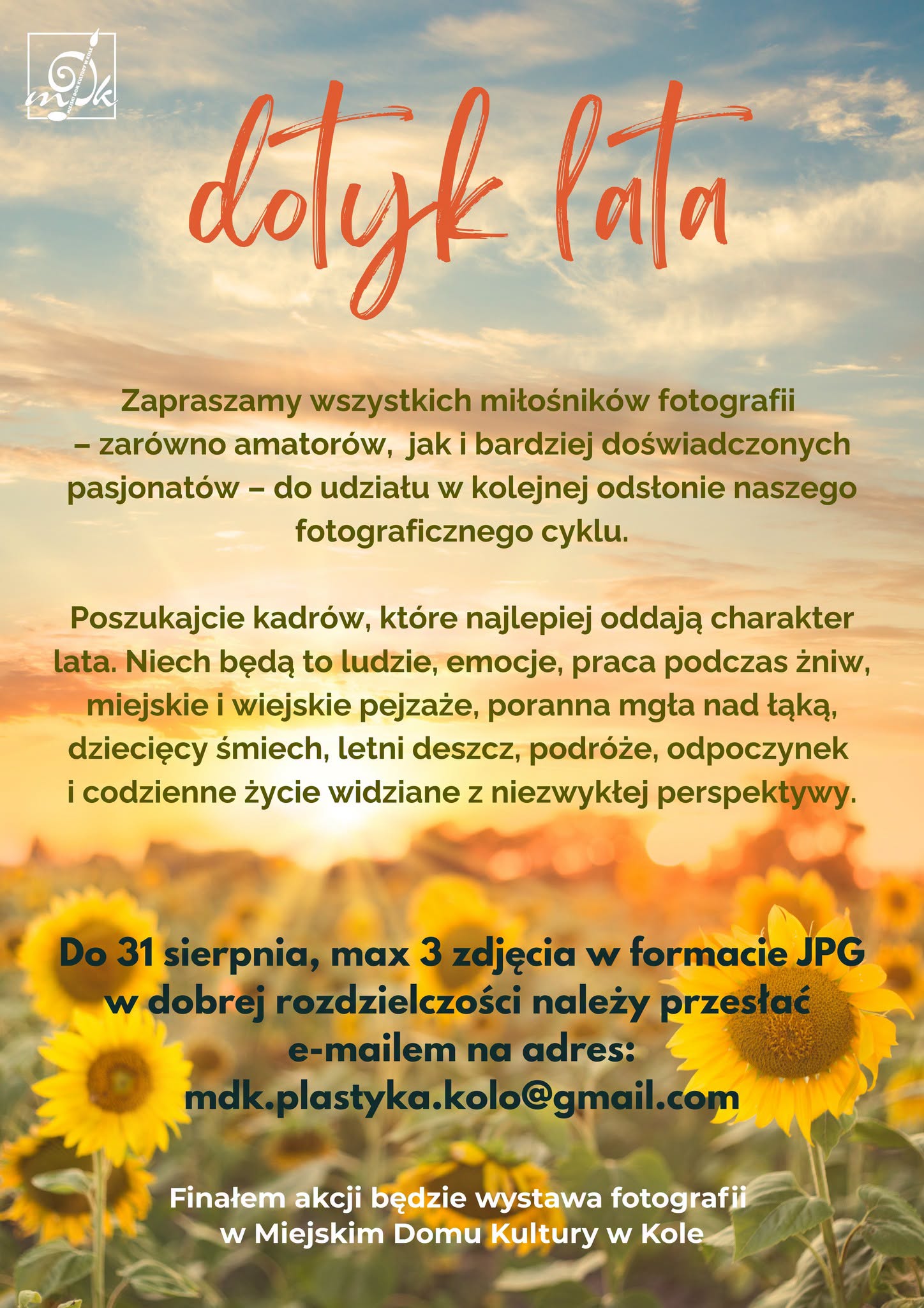 Pionowy plakat: zdjęcie pola słoneczników o zachodzie słońca, pomarańczowo-złote niebo z pierzastymi chmurami. U góry logo MDK i odręczny napis dotyk lata w kolorze łososiowym, niżej zielony i granatowy tekst zaproszenia do konkursu fotograficznego.