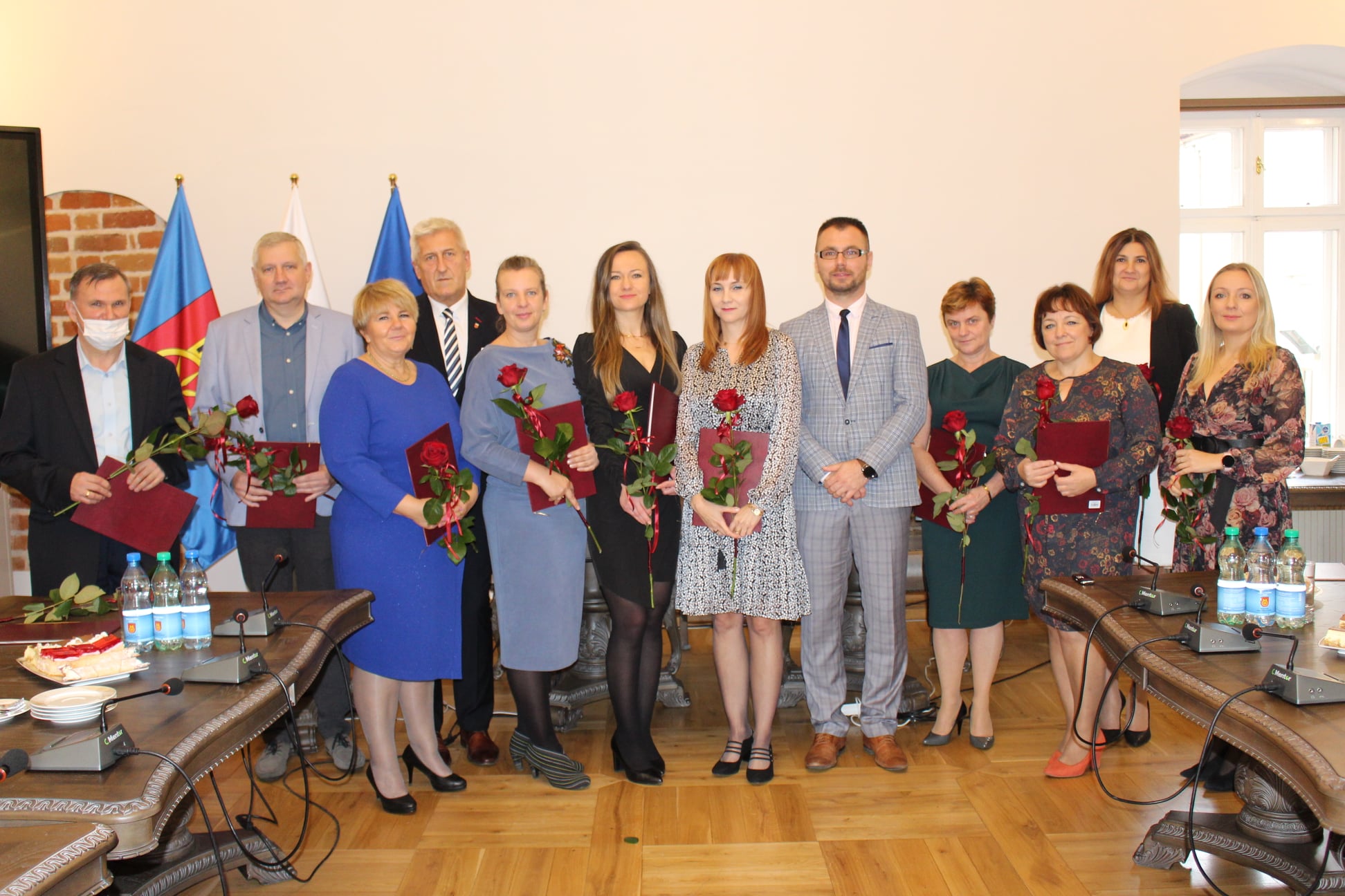 Nagrodzeni nauczyciele z Zastępcą Burmistrza Miasta Koła w sali sesyjnej Ratusza w Kole.