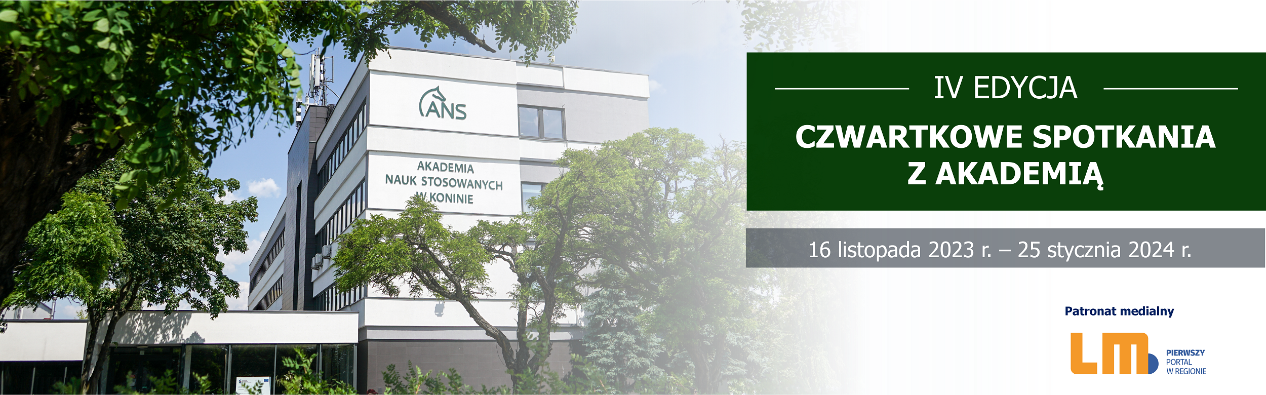 Grafika przedstawia gmach uczelni Akademii Nauk  w Koninie z napisem Czwartkowe spotkania z Akademią