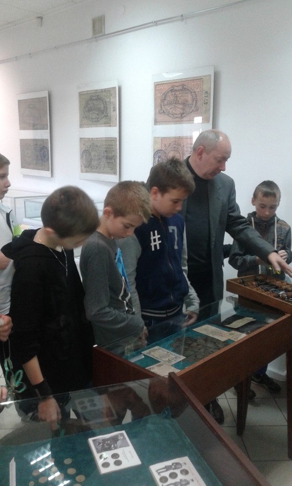 Czwartoklasiści z kolskiej jedynki na wystawie w muzeum