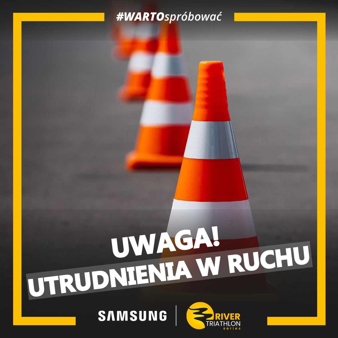 Zdjęcie przedstawia kilka pomarańczowych pachołków drogowych ustawionych w rzędzie na asfalcie. Na zdjęciu znajduje się napis UWAGA! UTRUDNIENIA W RUCHU w białej czcionce na szarym tle.  Całość jest otoczona żółtymi liniami.