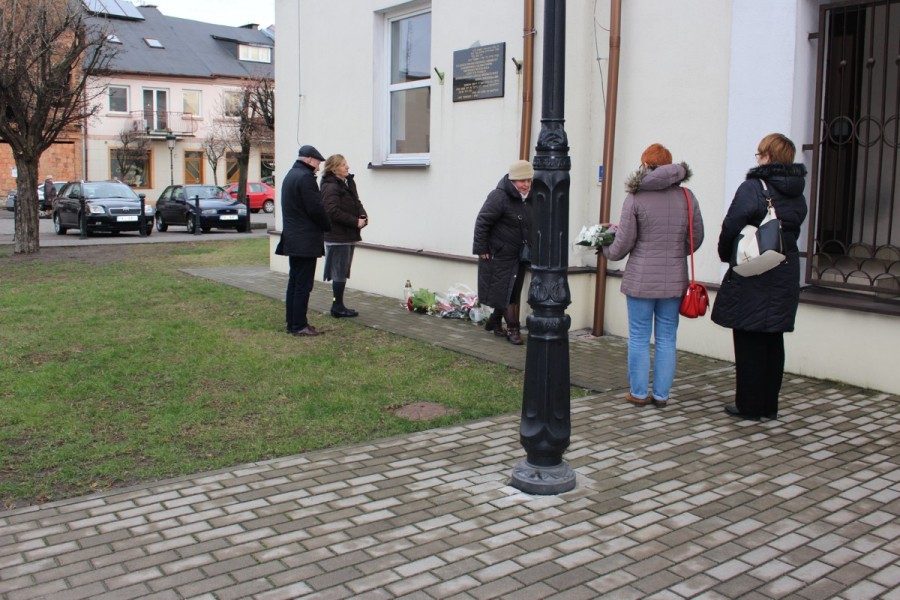 Oddali hołd i złożyli kwiaty pod tablicą Ratusza