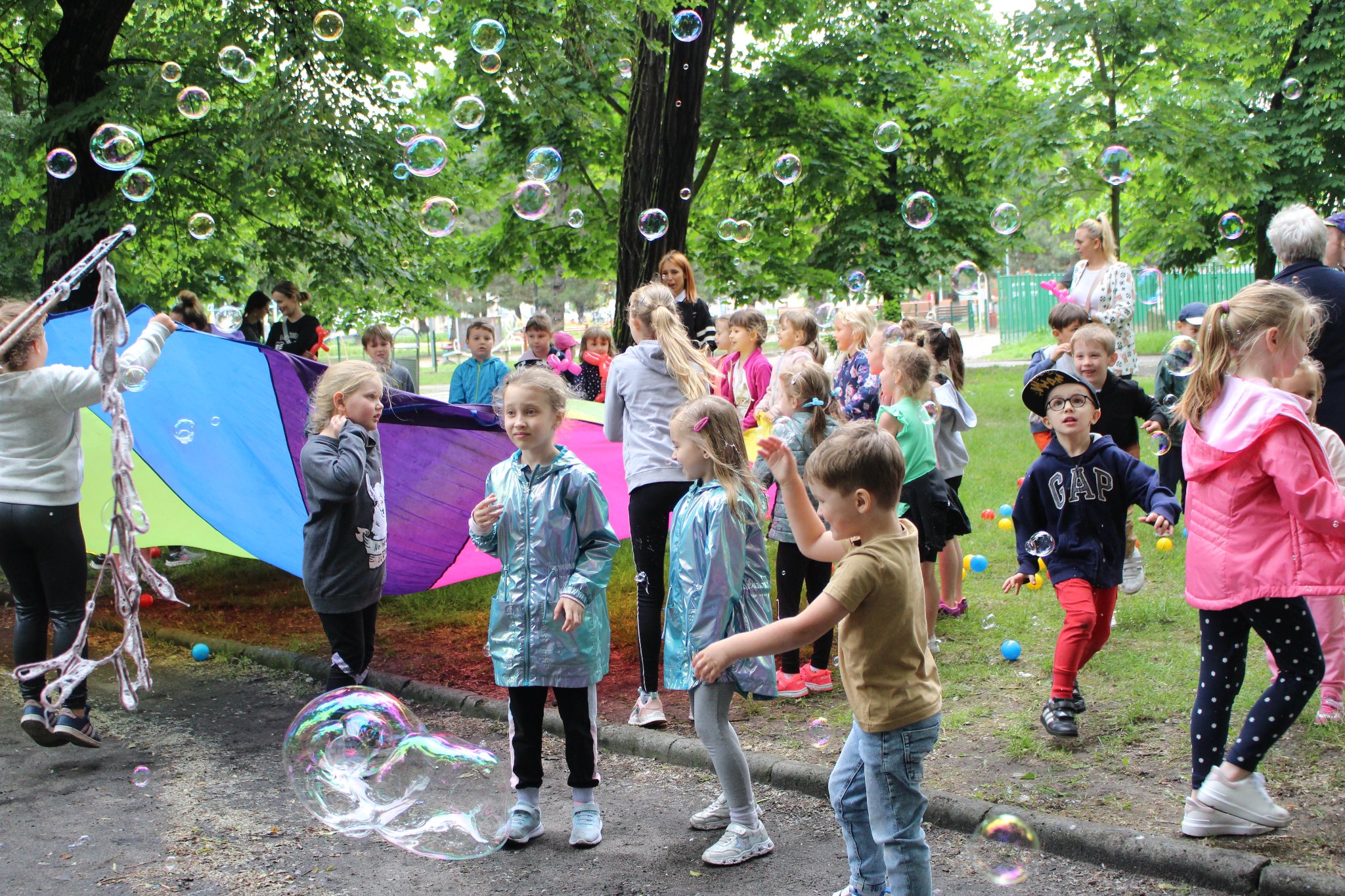 Uczestnicy pikniku integracyjnego „Spotkajmy się” podczas zabawy w Parku im. St. Moniuszki