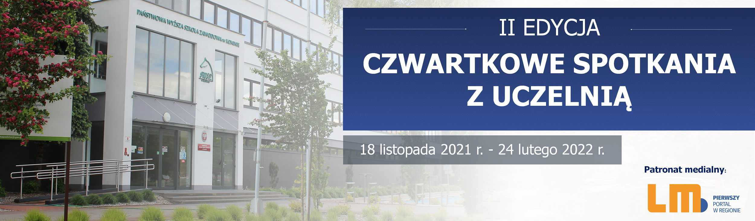 Grafika przedstawia gmach uczelni PWSZ w Koninie z napisem Czwartkowe spotkania z uczelnią.