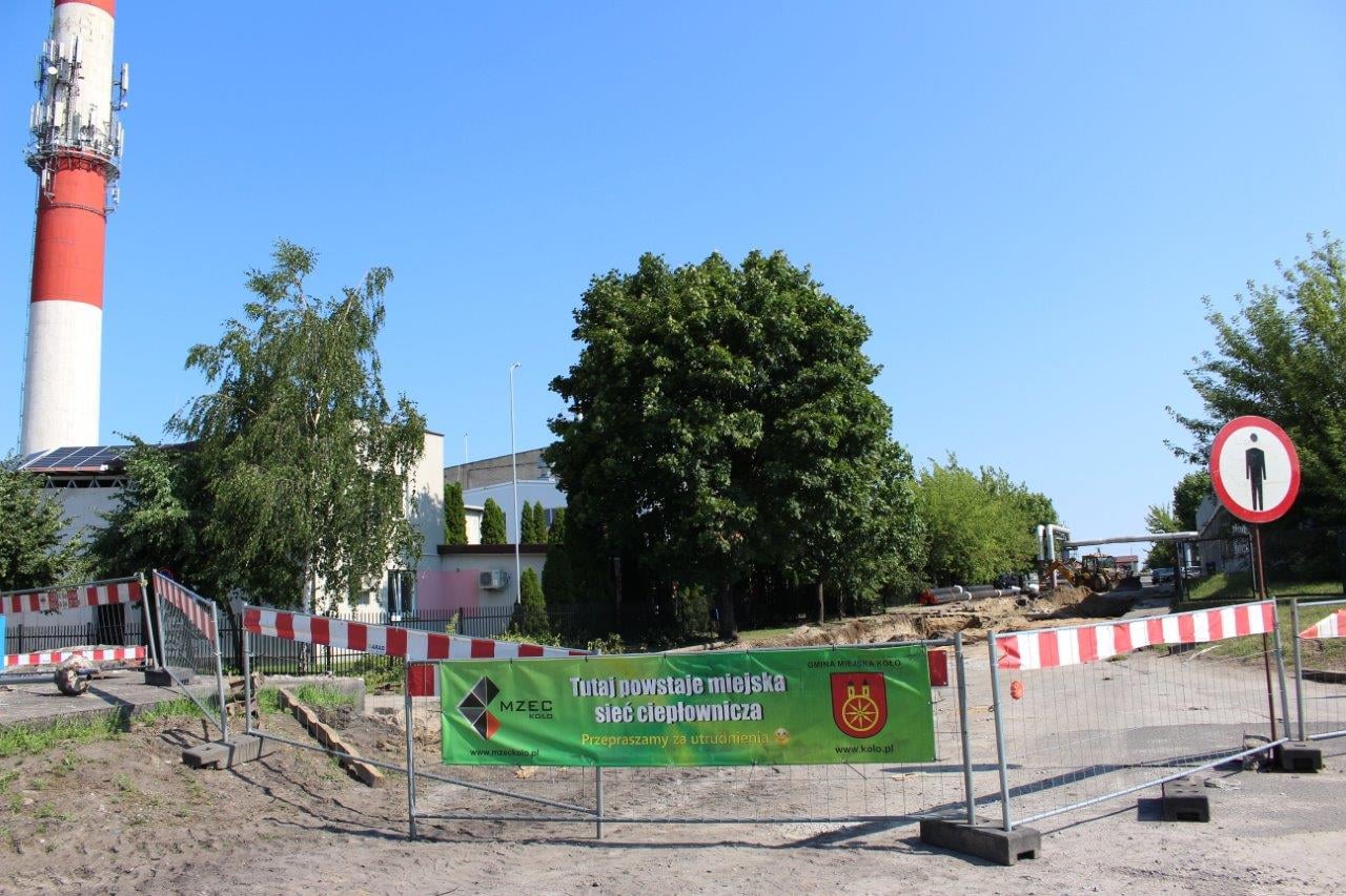 Zdjęcie przedstawia ulicę Przesmyk na której trwa remont miejskiej sieci ciepłowniczej.