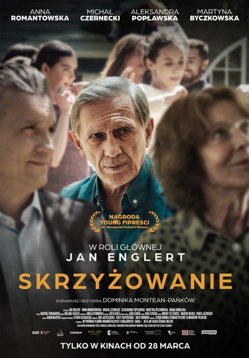 Plakat filmu Skrzyżowanie przedstawia starszego mężczyznę (w tej roli Jan Englert) otoczonego przez kilka osób w tle. Film zdobył nagrodę YOUNG FIPRESCI. Na dole informacja: „Tylko w kinach od 28 marca”.