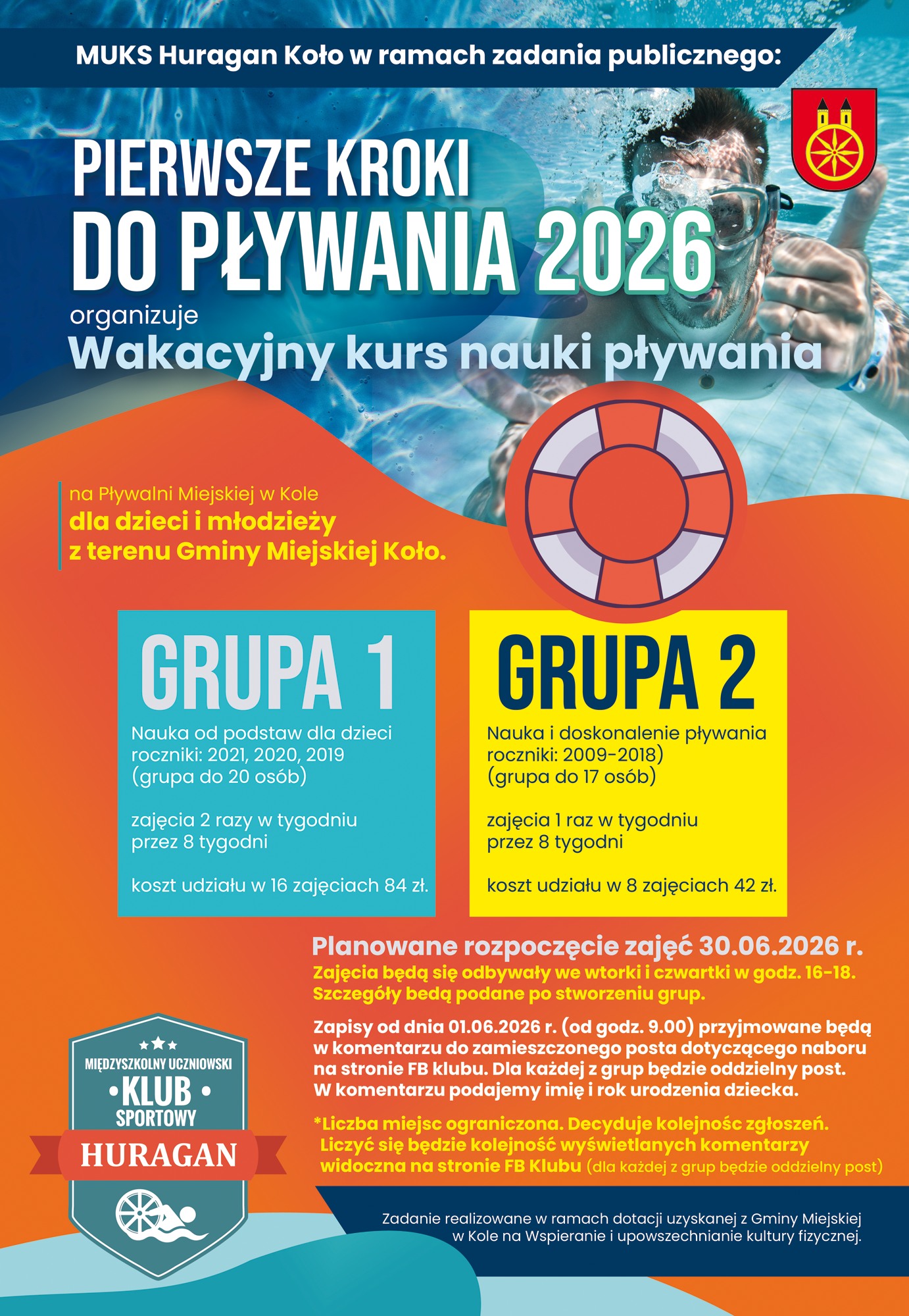 Plakat informuje o wakacyjnym kursie nauki pływania Pierwsze kroki do pływania 2026, organizowanym przez MUKS Huragan Koło dla dzieci i młodzieży z Gminy Miejskiej Koło. U góry plakatu zdjęcie osoby pod wodą, poniżej rysunek koła ratunkowego.