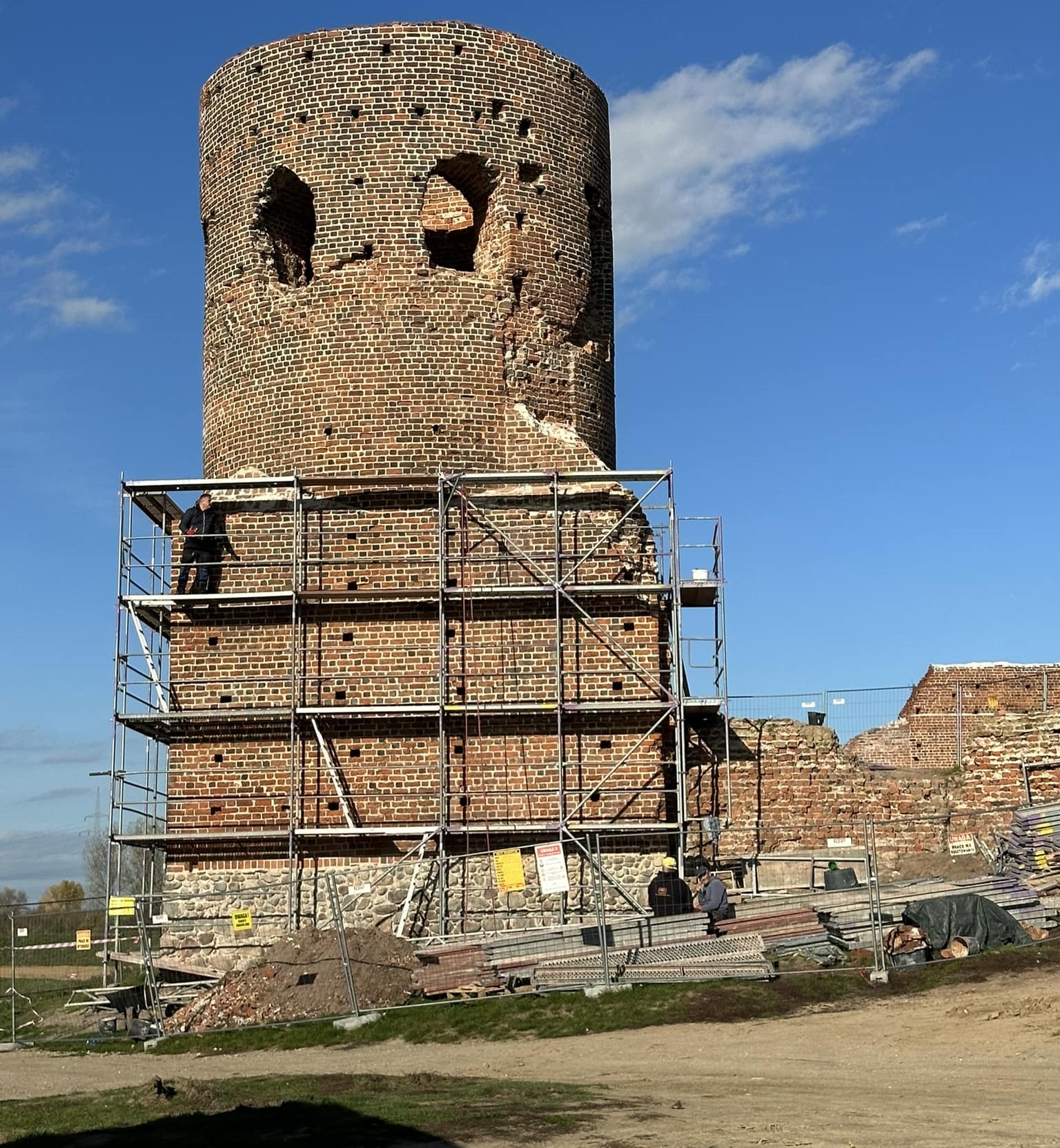 Baszta narożna ruin zamku w Kole