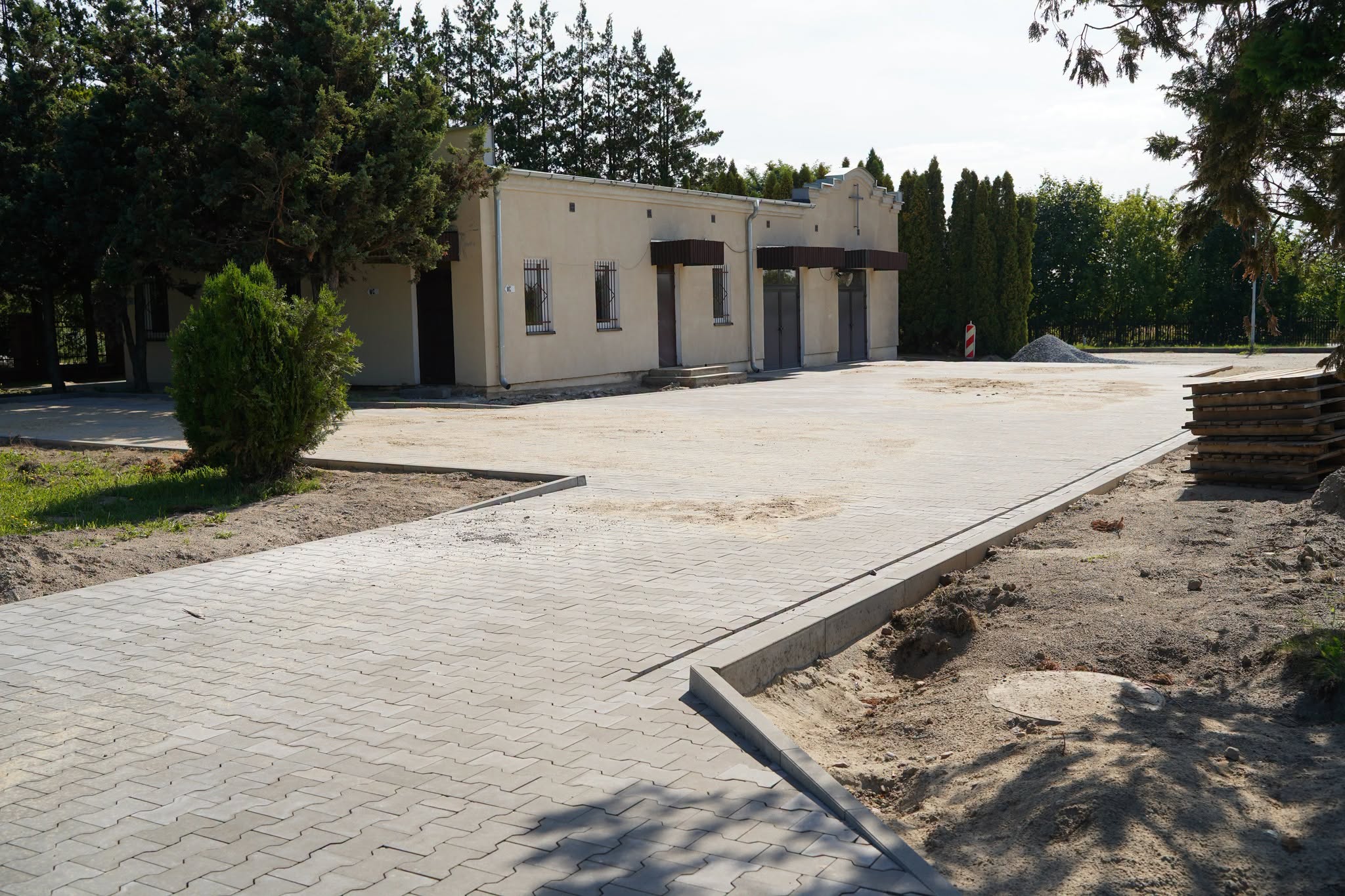 Kaplica na cmentarzu komunalnym w Leśnicy i nowy chodnik