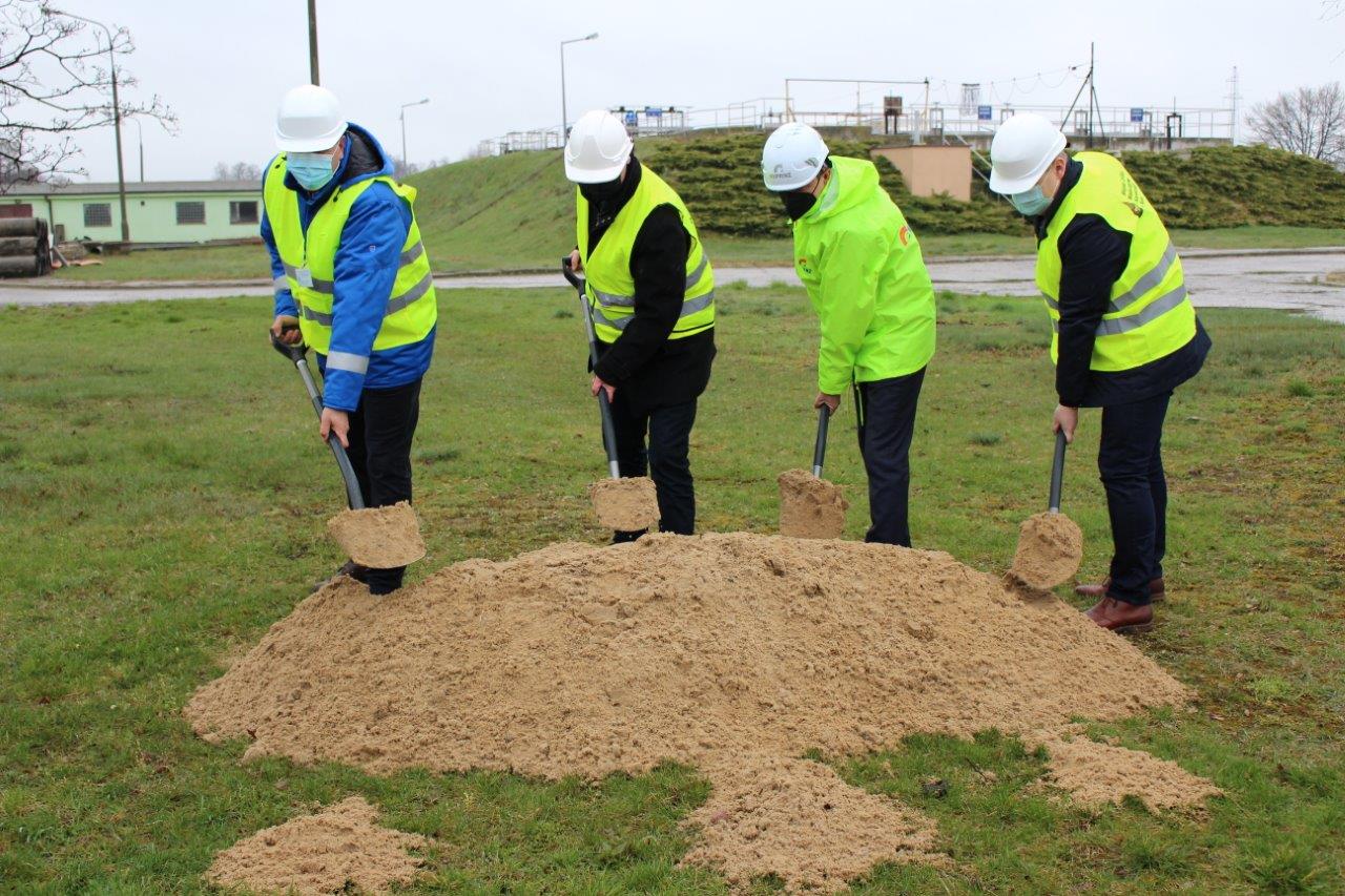 Burmistrz Koła, Prezes MZWiK, przedstawiciele wykonawcy symbolicznie wbijają łopaty na placu budowy
