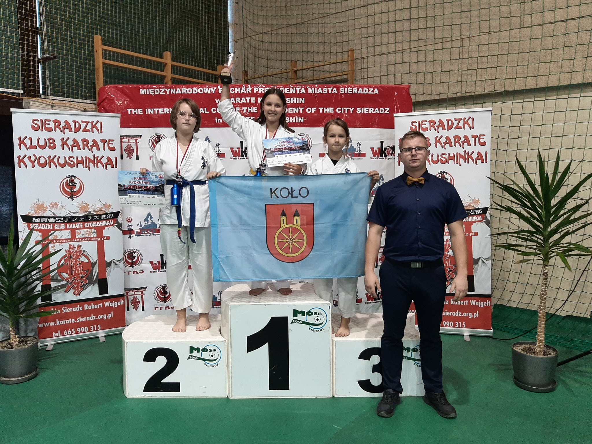 Zawodnicy Kolskiego Klubu Karate Kyokushin na podium z medalami