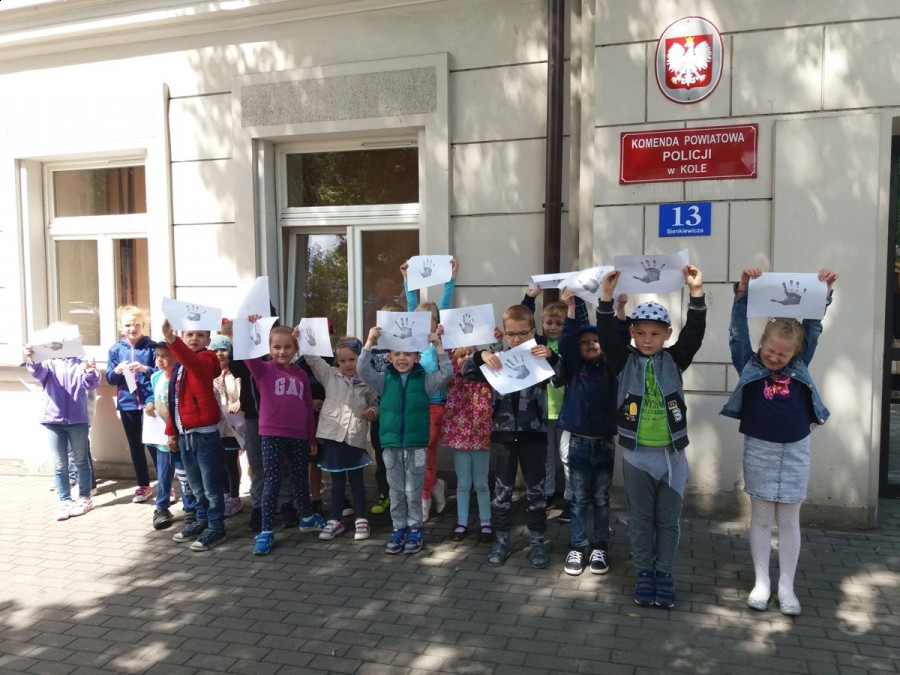 Przedszkolaki z "szóstki" zwiedzają Komendę Policji