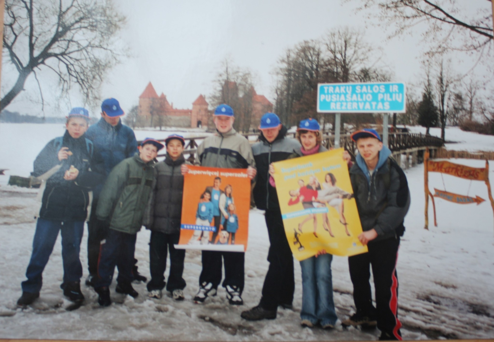 Pingpongiści z Kolskiej Starówki na tle zamku w Trokach na Litwie