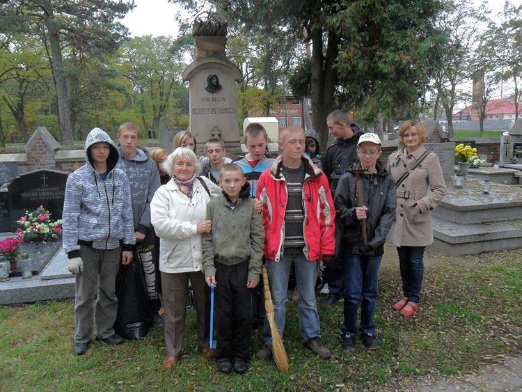 Sprzątali zabytkowe groby na kolskiej nekropolii