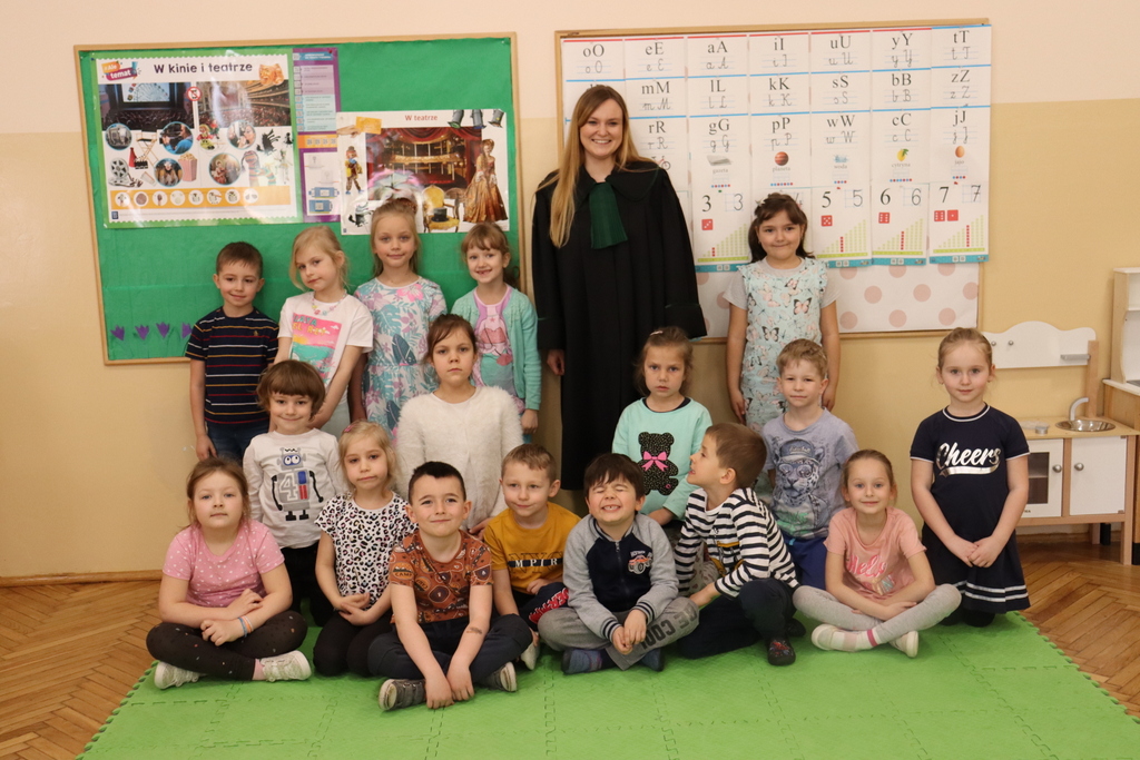 Pani mecenas Agnieszka Kornatowska z przedszkolakami oraz uczniami klas 1-3 w SP nr 2 w Kole