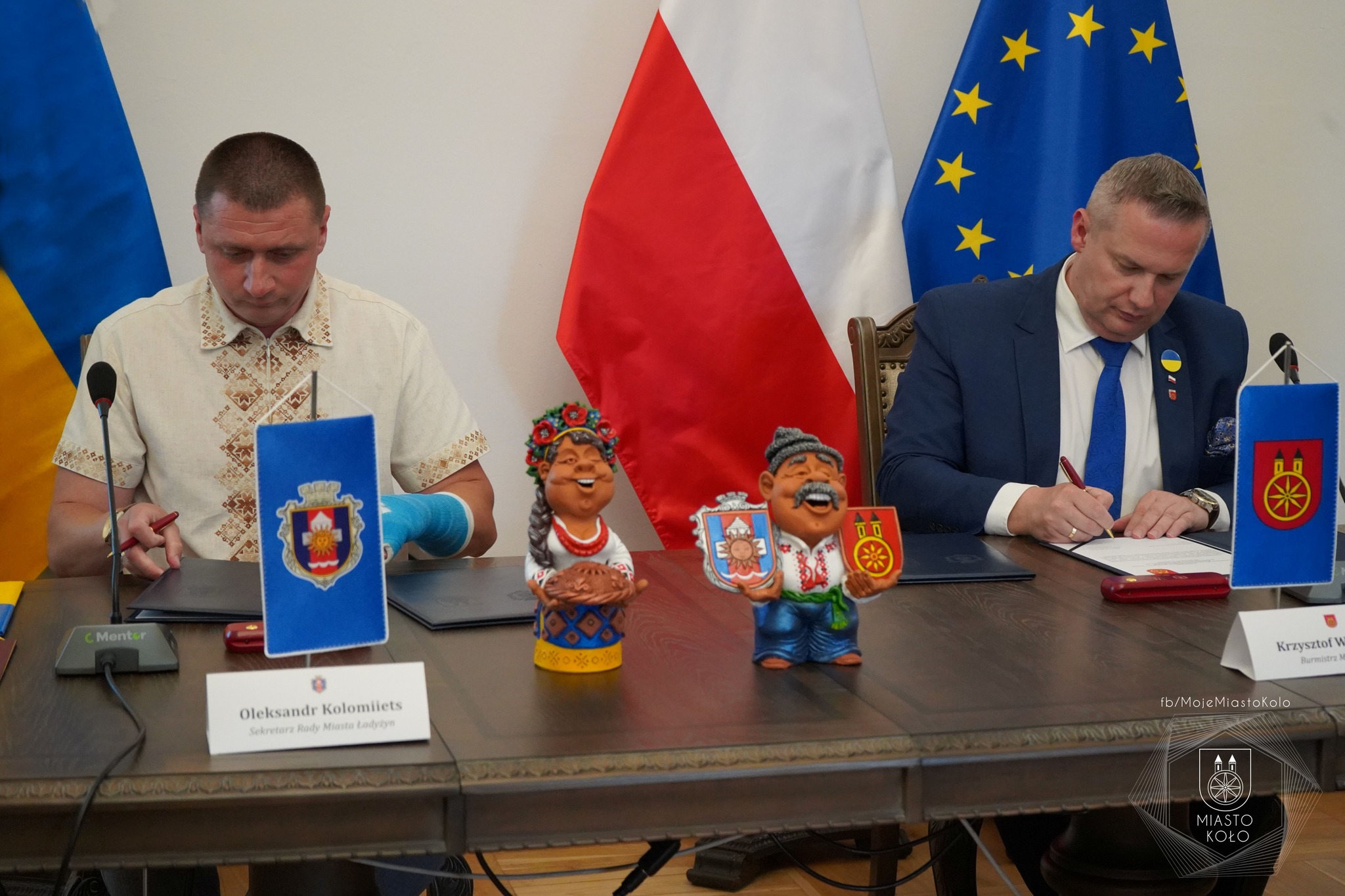 Burmistrz Miasta Koła Krzysztof Witkowski oraz Sekretarz Rady Miasta Ładyżyna Oleksandr Kolomiiets 