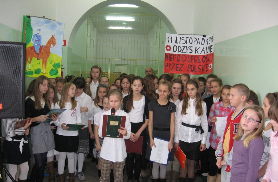 Uroczysty apel w SP nr 1 z okazji Narodowego Święta Niepodległości