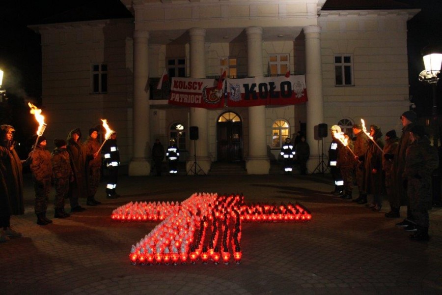 Zapłonął biało-czerwony krzyż