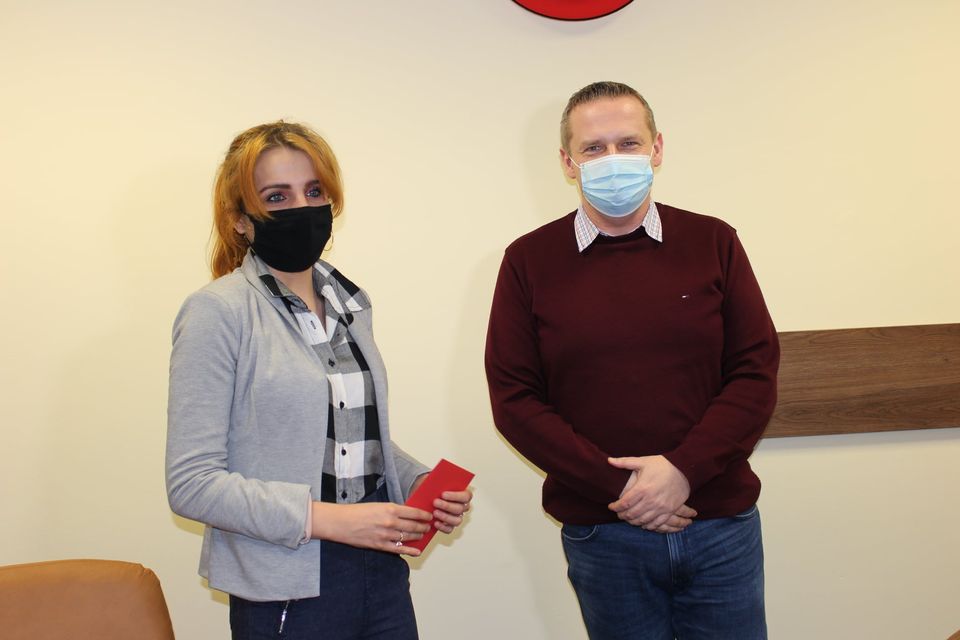 Zdjęcie przedstawia Sandrę z Burmistrzem Miasta Koła w gabinecie włodarza w UM w Kole.