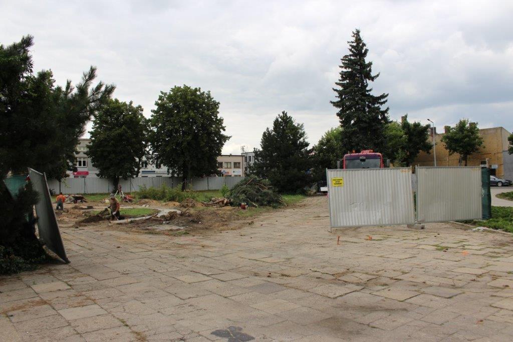 Zdjęcie przedstawia plac budowy skweru przy Szkole Podstawowej nr 1 w Kole