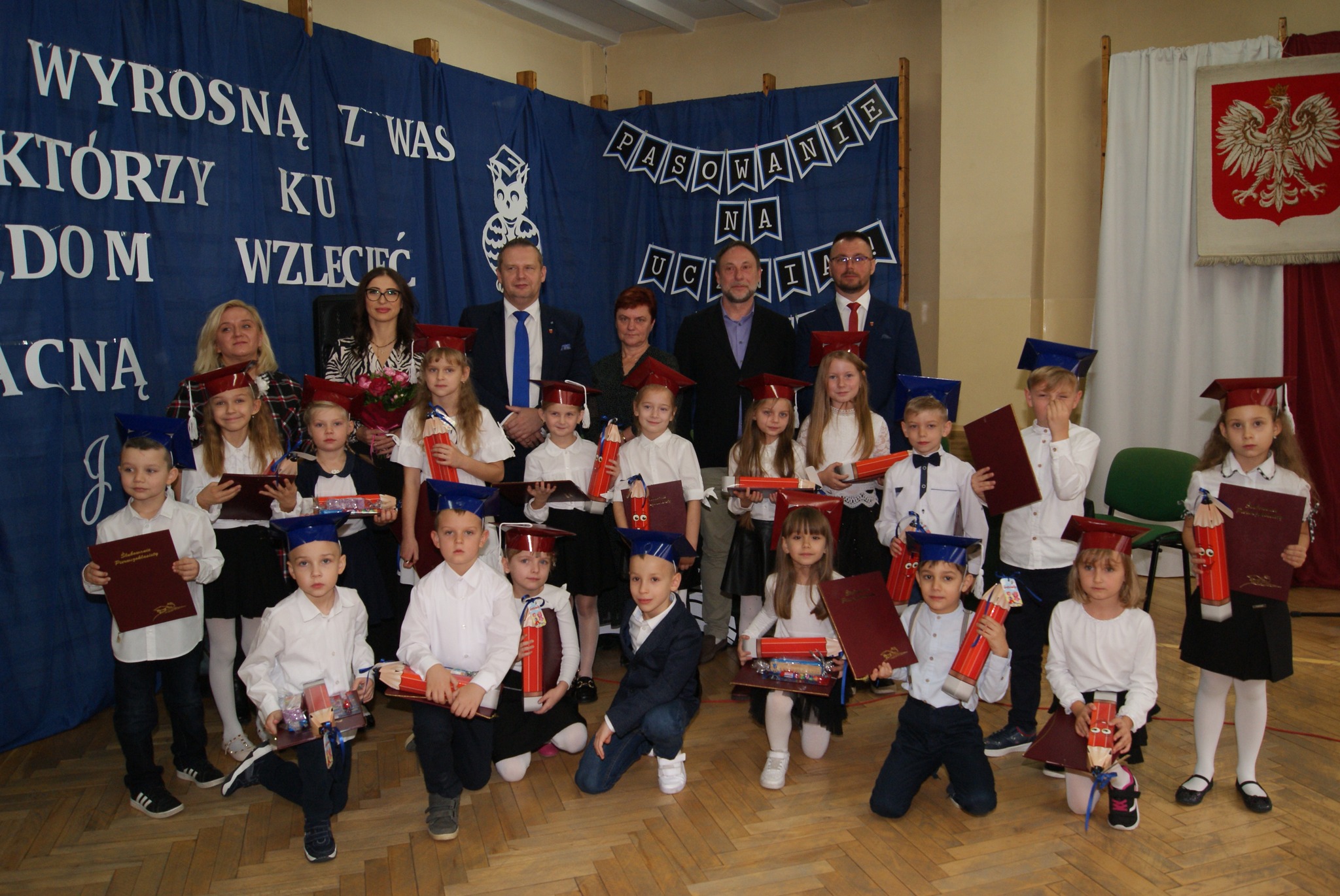 Pierwszoklasiści ze Szkoły Podstawowej nr 5 w Kole z dyplomami.