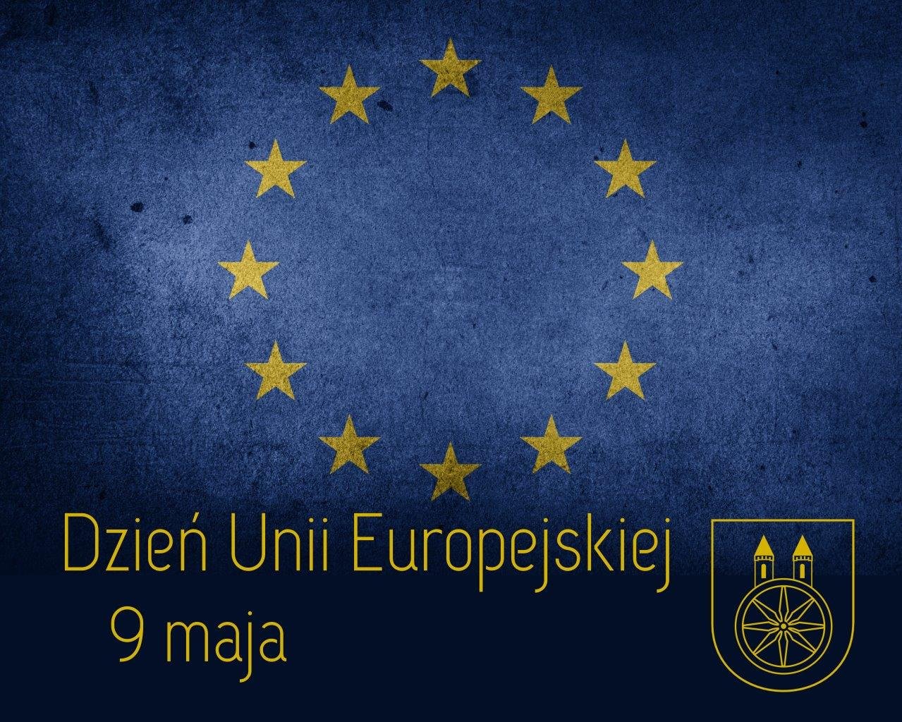 Plansza z flagą Unii Europejskiej, tekst pod planszą.