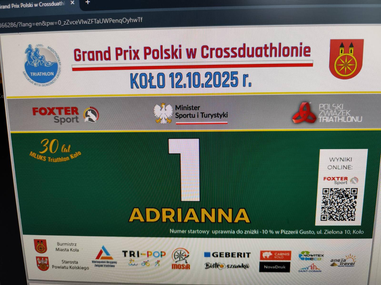 Na zdjęciu widać numer startowy uczestniczki o imieniu Adrianna na zawody Grand Prix Polski w Crossduathlonie w Kole, które odbędą się 12 października 2025 r. Widoczne są logotypy sponsorów, organizatorów oraz kod QR do wyników online.