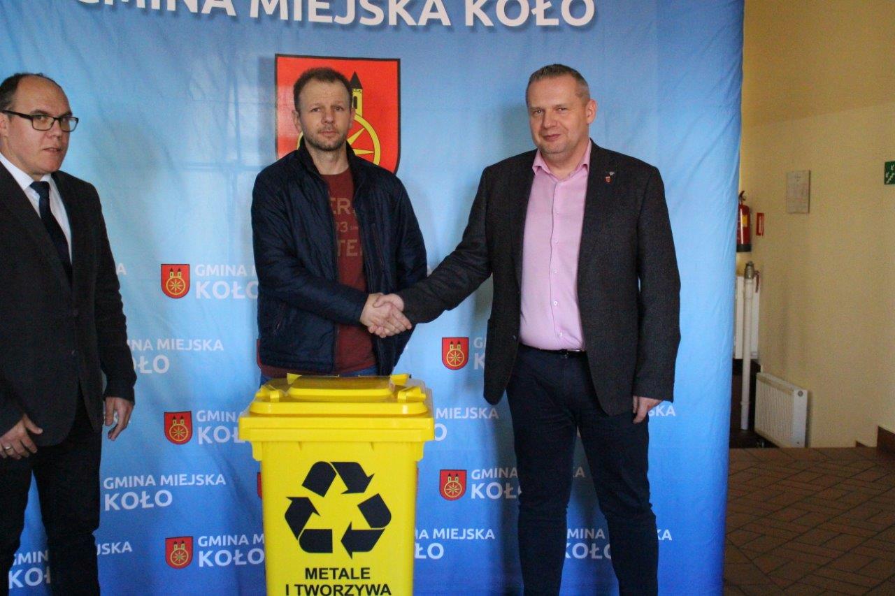 Burmistrz Miasta Koła Krzysztof Witkowski i radny Adrian Król ze zwycięzcą konkursu BĄDŹ EKO