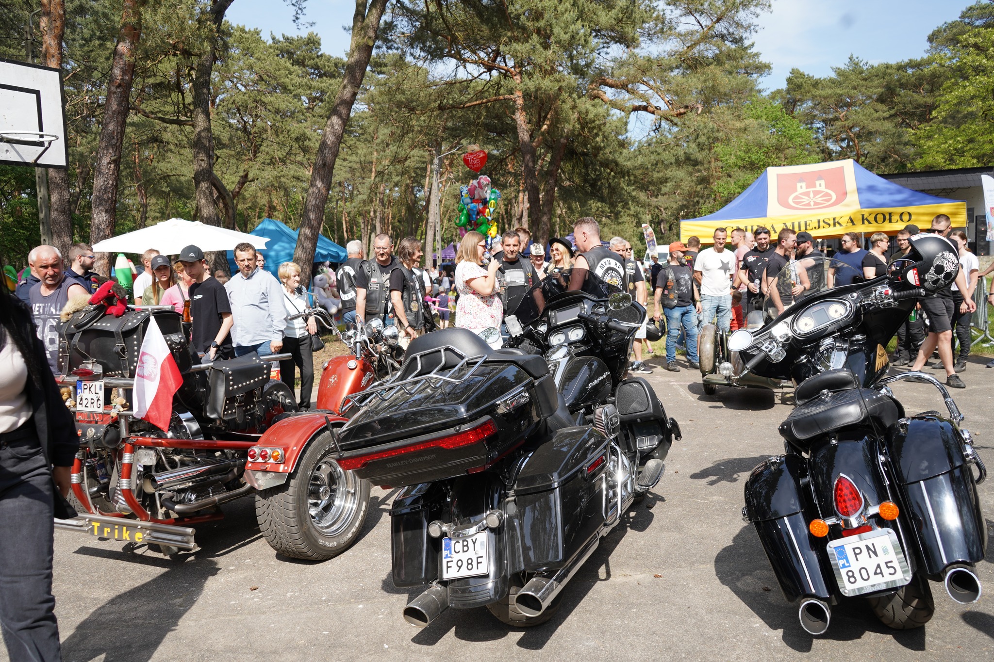 Na pierwszym planie motocykle, w tle uczestnicy MOTOCYKLOWEJ MAJÓWKI w Kole