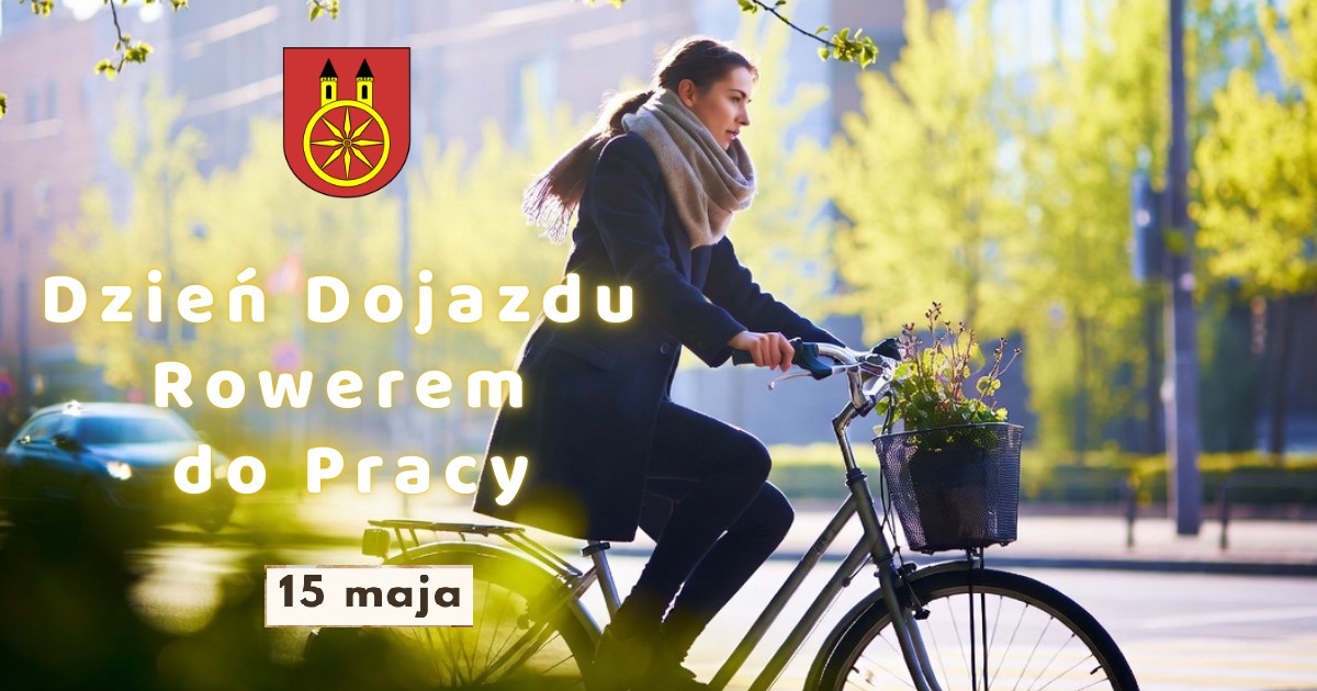 Grafika promująca Dzień Dojazdu Rowerem do Pracy przedstawia kobietę jadącą na rowerze w granatowym płaszczu i szalu. W tle widać miejską przestrzeń, drzewa oraz jadący samochód, a z lewej strony umieszczono herb miasta i napis promocyjny.