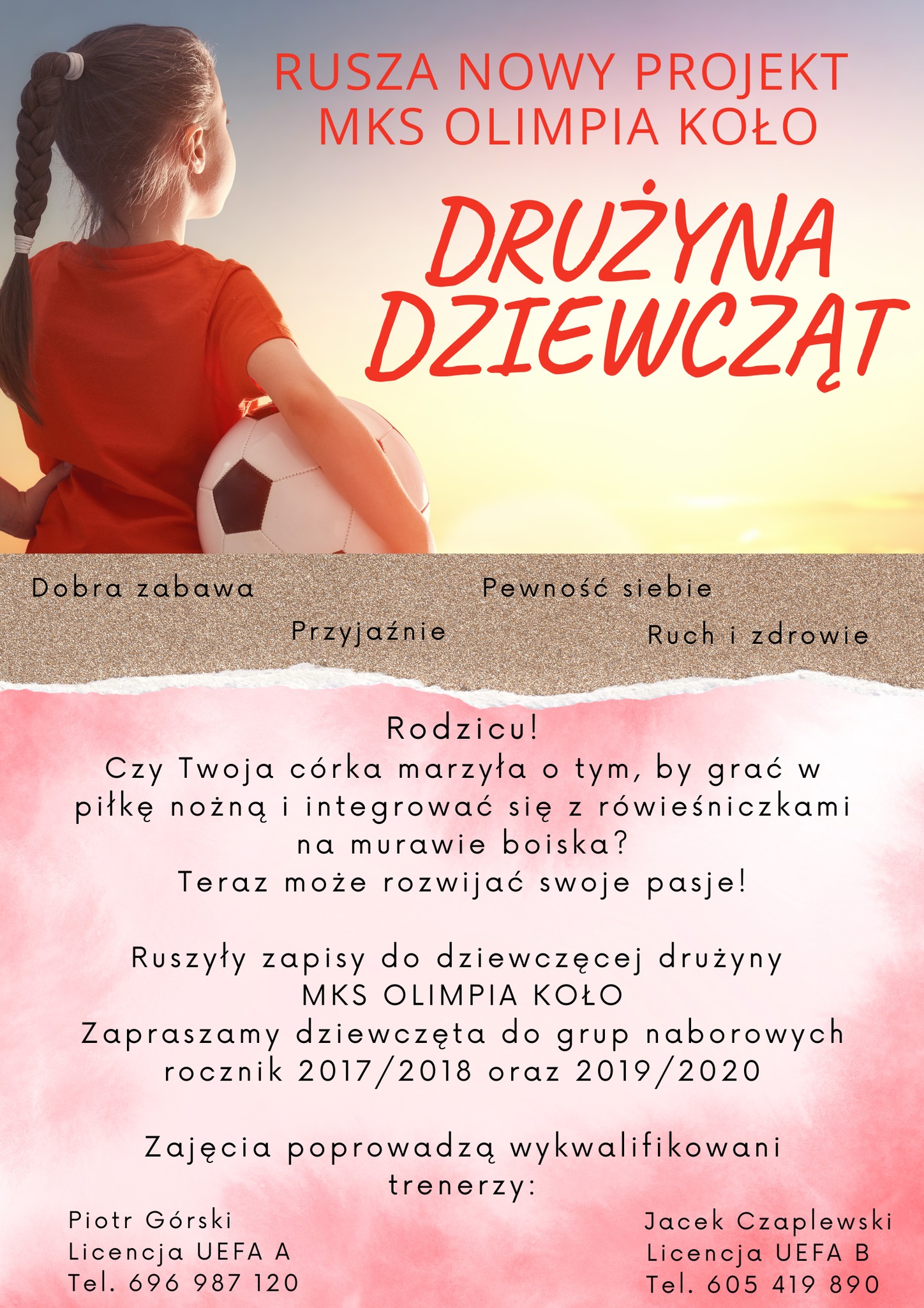 Na zdjęciu widać dziewczynkę z warkoczem w czerwonej koszulce, stojącą tyłem do obiektywu. Pod prawą ręką trzyma piłkę nożną. W dolnej części grafiki znajduje się informacja o nowym projekcie klubu sportowego MKS Olimpii Koło.