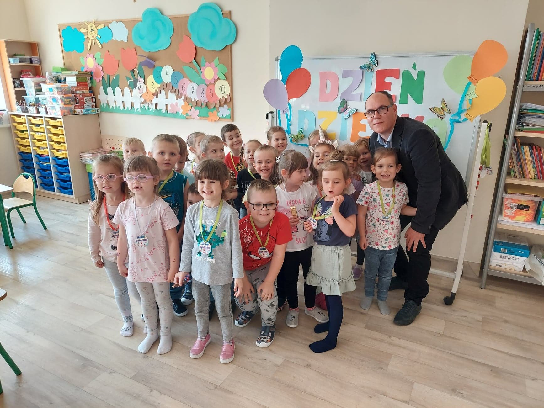 Radny Adrian Król z przedszkolakami z Przedszkola Nr 1 w Kole