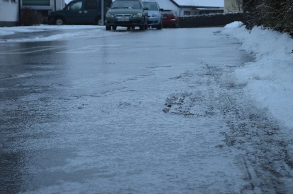 Zdjęcie przedstawia oblodzoną jezdnię.