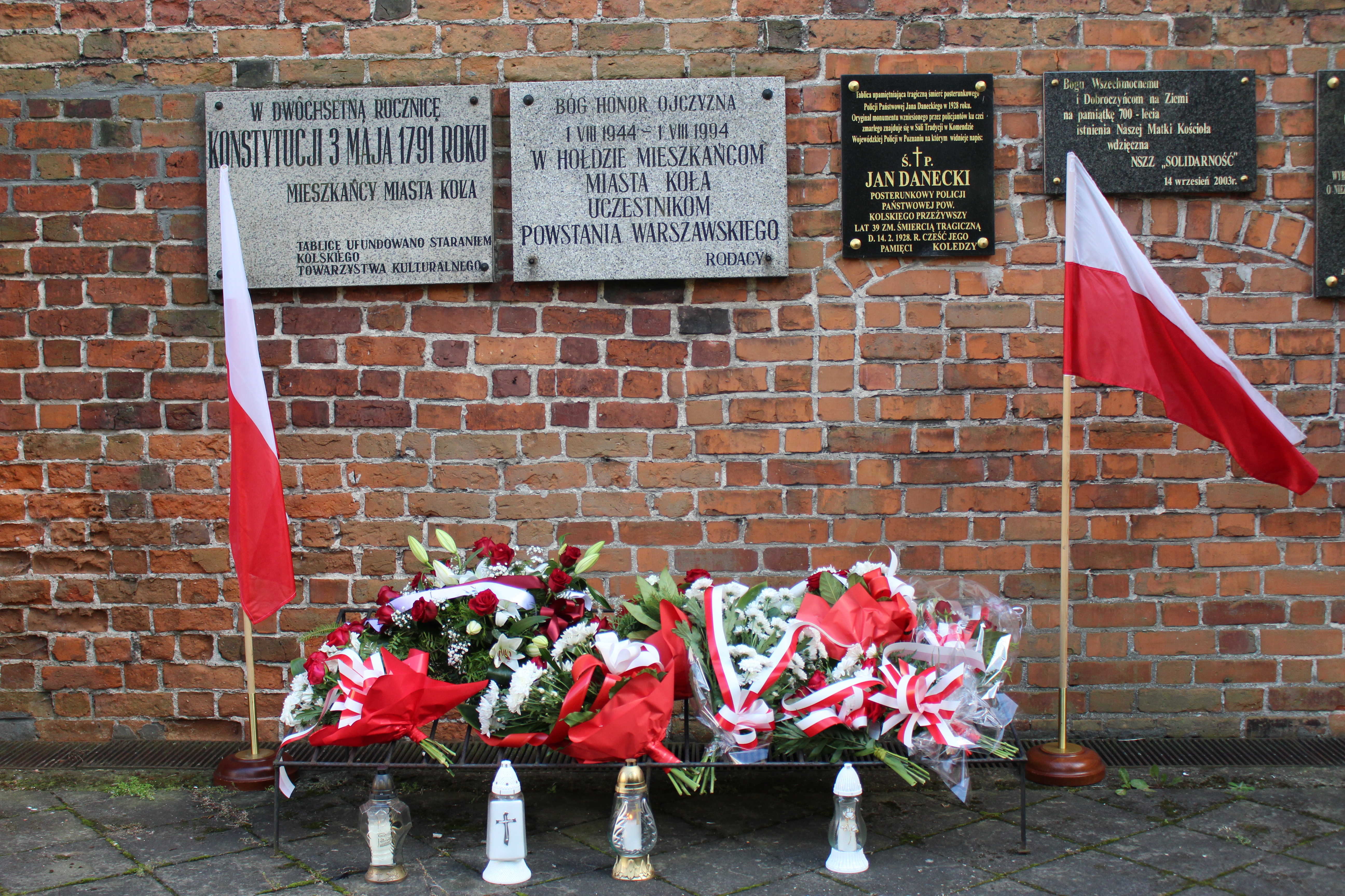 Zdjęcie tablicy pamiątkowej na kolskiej farze