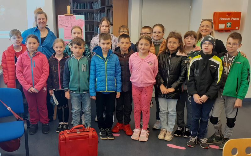Zdjęcie uczestników Tygodnia Bibliotek podczas spotkania z dziennikarką Anną Wiśniewską-Kocik 